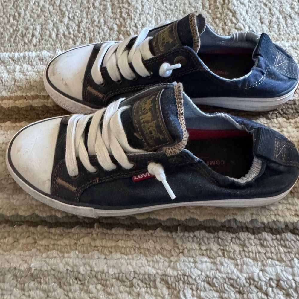 Levi’s slip-on women’s sneakers - pre-loved/EUC like new Size 6 - Picture 3 of 5